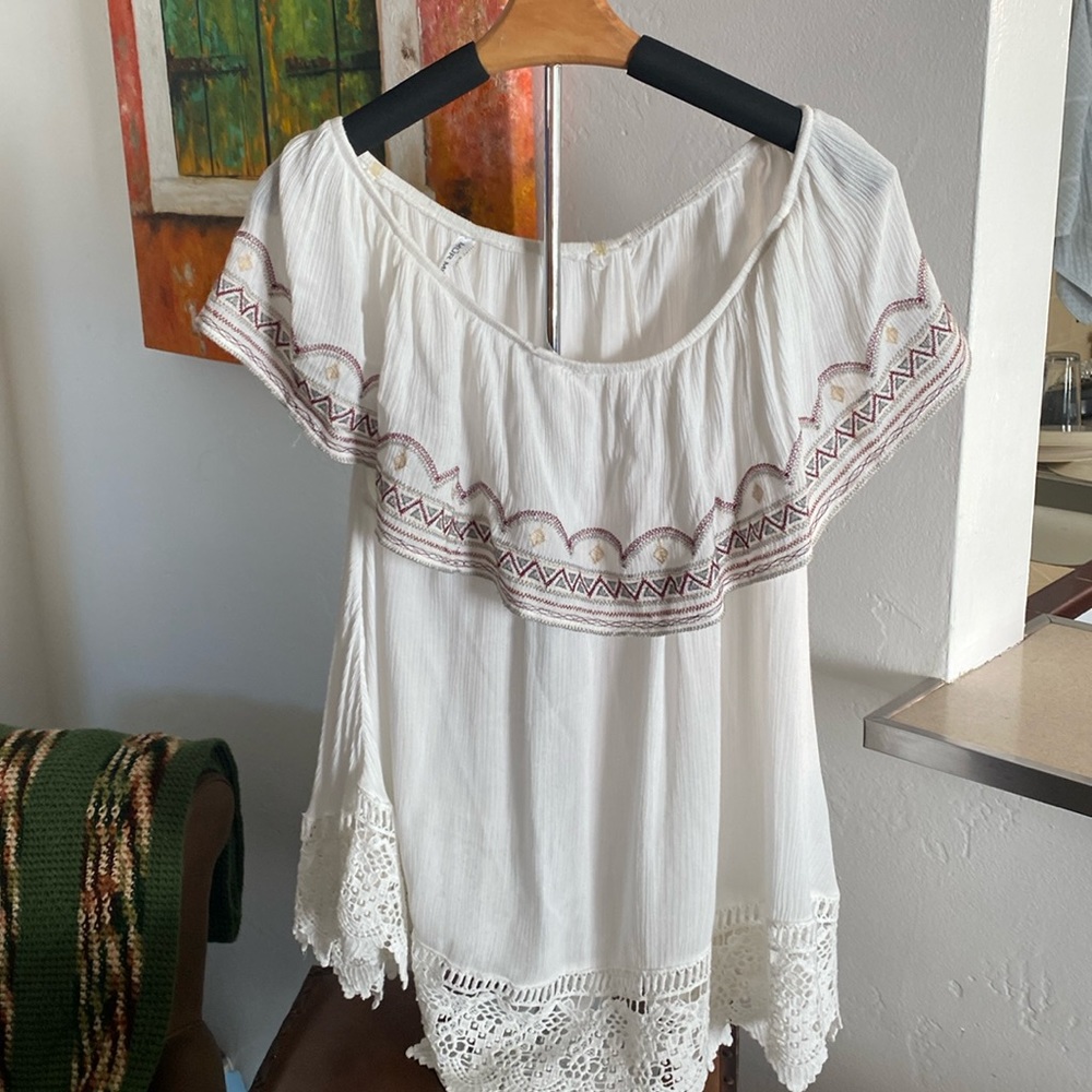 Beautiful top, worn once, detailed lace at the bottom